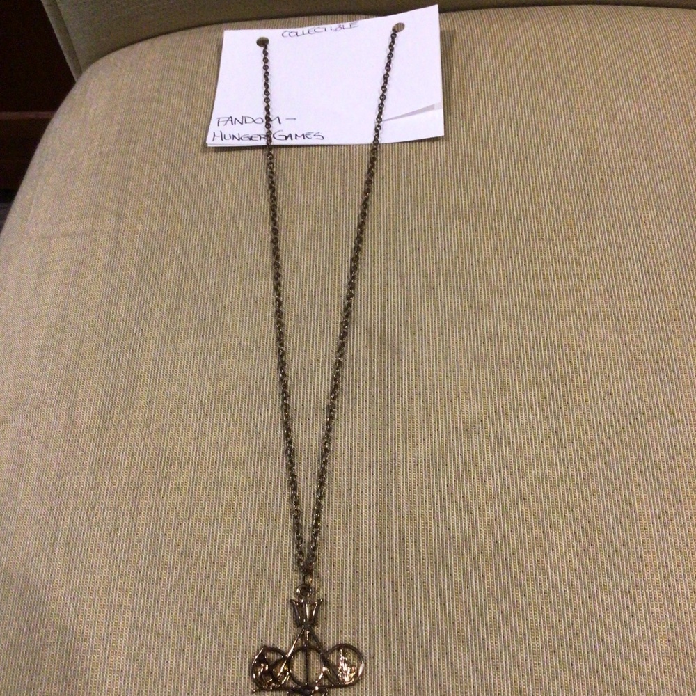 Collectible FANDOM HUNGER GAMES  Necklace